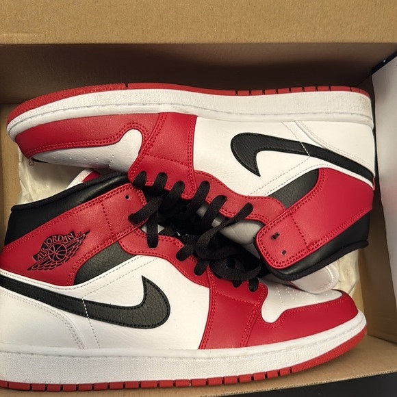 Nike Air Jordan Retro 1 Mid Chicago White Heel 2020 Sz 11 main image 7